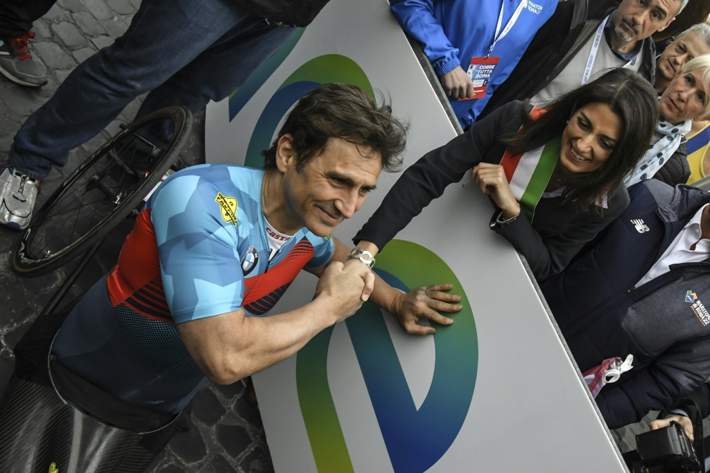 Poignée de mains entre le champion Alex Zanardi et la maire de Rome Virginia Raggi en marge du Marathon de Rome