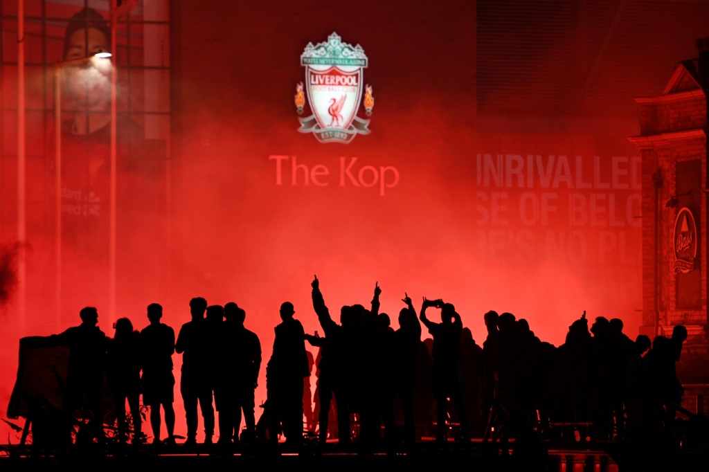 Des supporters de Liverpool célèbrent le titre de leur équipe devant le stade d'Anfield Road le 22 juillet 2020