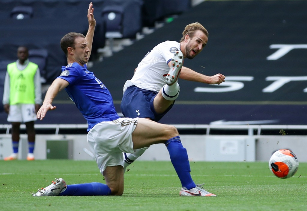 L'attaquant de Tottenham Harry Kane (d) marque le 2e but de son équipe contre Leicester