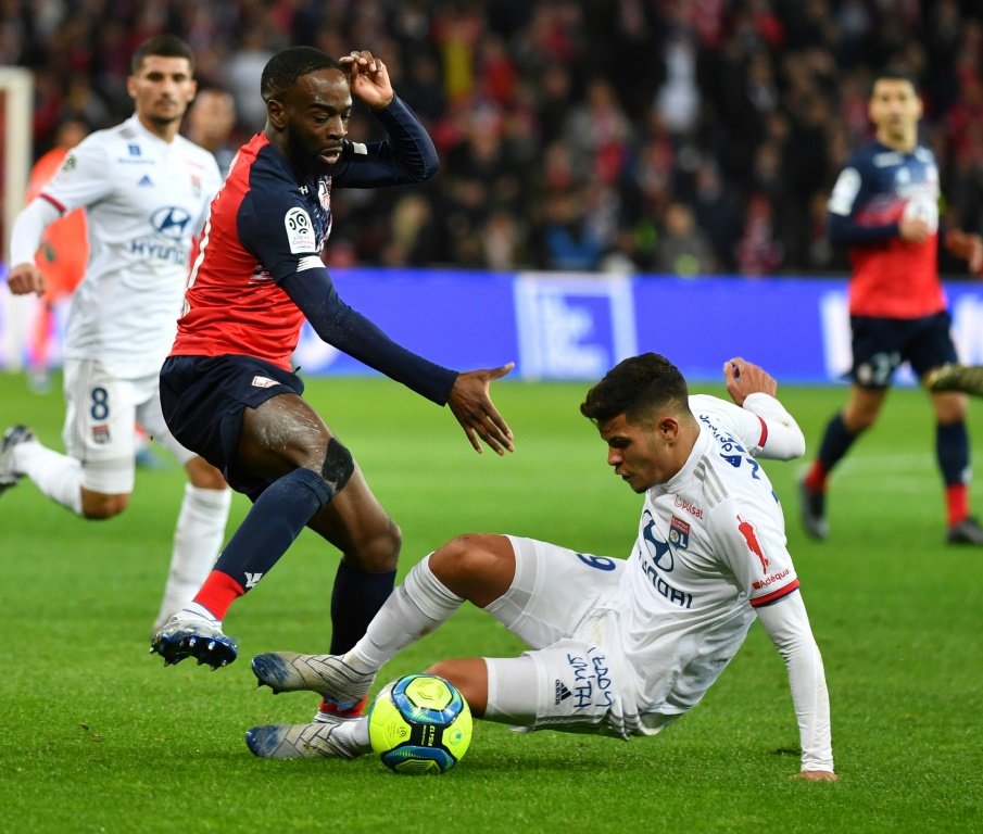 L'attaquant international de Lille Jonathan Ikoné (g) contre Lyon le 8 mars 2020 à Villeneuve-d'Ascq