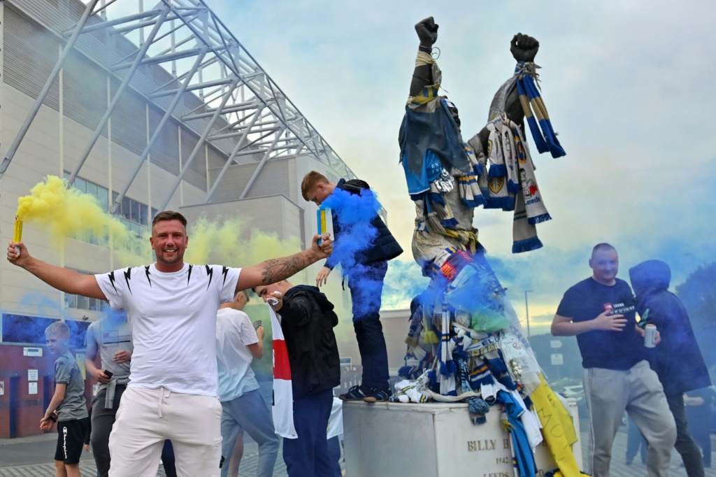 Les supporters de Leeds United font la fête aux abords du stade d'Elland Road après la montée de leur équipe en Premier League