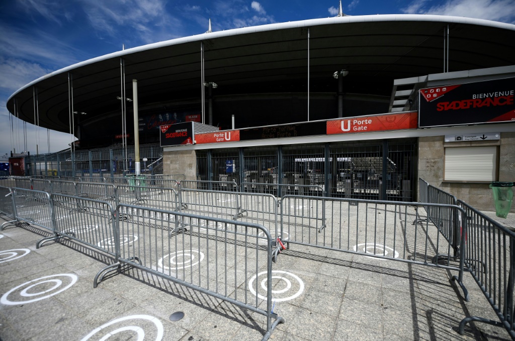 Des marquages au sol pour faire respecter la distanciation sociale à l'extérieur du Stade de France le 23 juillet 2020 à la veille de la finale de Coupe de France entre le Paris SG et Saint-Etienne