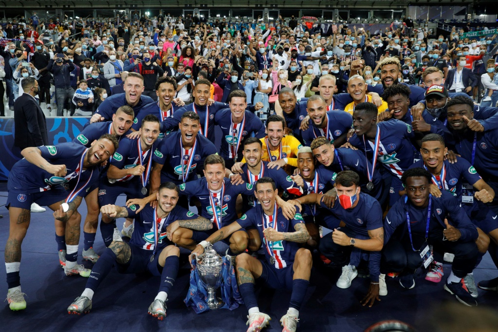 Les joueurs du PSG posent avec la Coupe de France remportée face à Saint-Etienne
