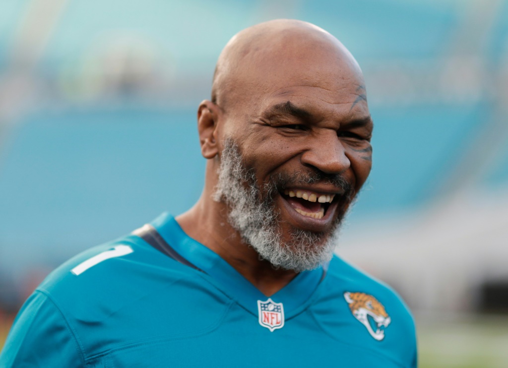 Mike Tyson le 19 septembre 2019 avant un match du championnat de football américain (NFL) des Tennessee Titans sur la pelouse des Jacksonville Jaguars en Floride