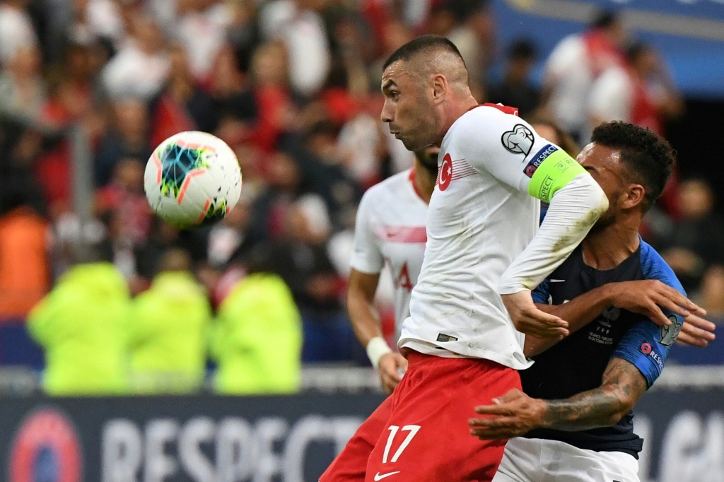 L'attaquant de la Turquie Burak Yilmaz contre la France en qualifications pour l'Euro-2020