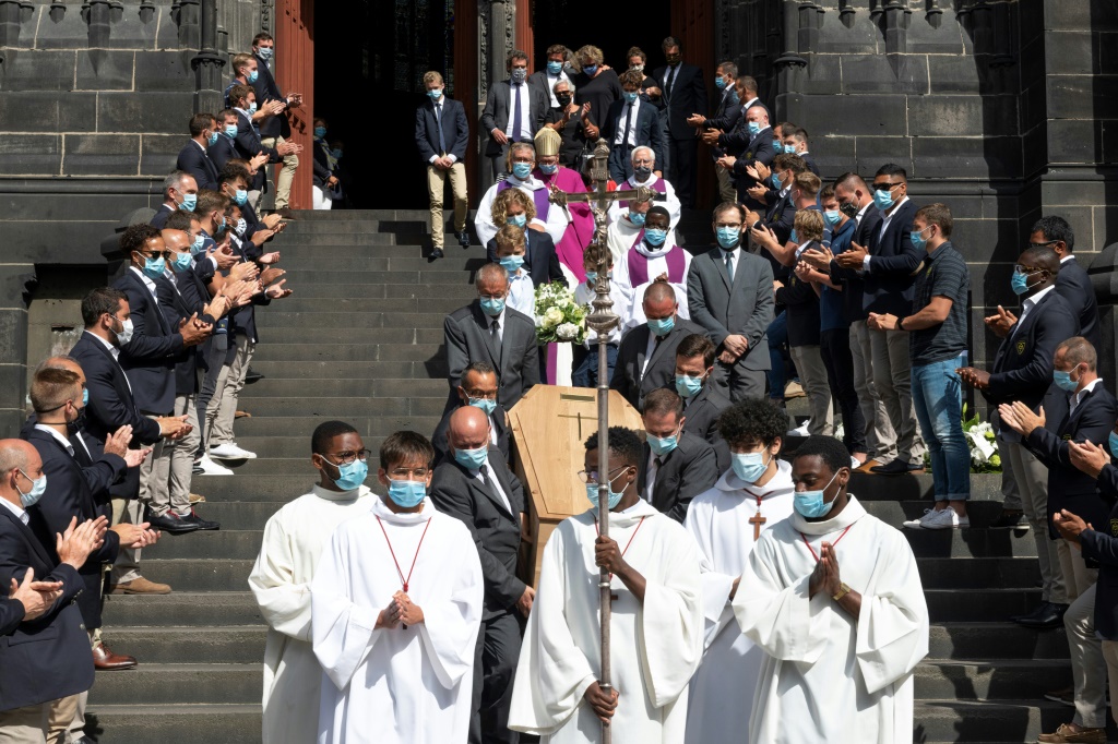 Les joueurs de Clermont applaudissent sur les marches de la cathédrale Notre-Dame de l'Assomption au passage du cercueil de leur président Eric de Cromières