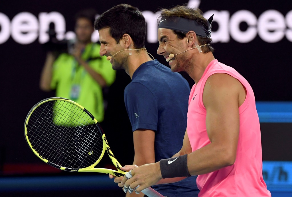 Le Serbe Novak Djokovic (g) et l'Espagnol Rafael Nadal lors d'un match de bienfaisance pour les victimes des feux de forêts en Australie