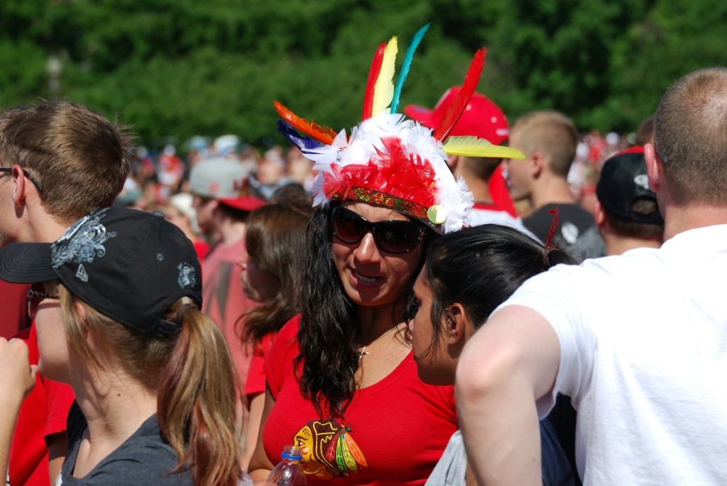 Une femme portant une coiffe de plumes parmi des supporters venus encourager les Blackhawks lors de la Coupe Stanley
