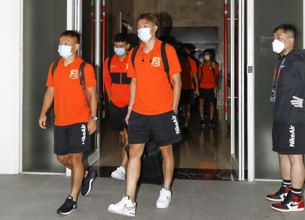 Les joueurs et membres du staff du club de Wuhan Zall à leur arrivée à leur hôtel de Suzhou le 18 juillet 2020