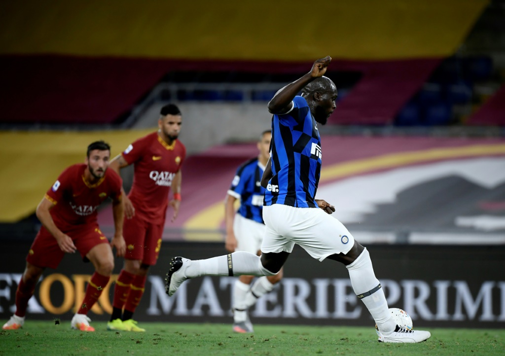 L'attaquant belge de l'Inter Milan Romelu Lukaku marque un penalty sur le terrain de la Roma