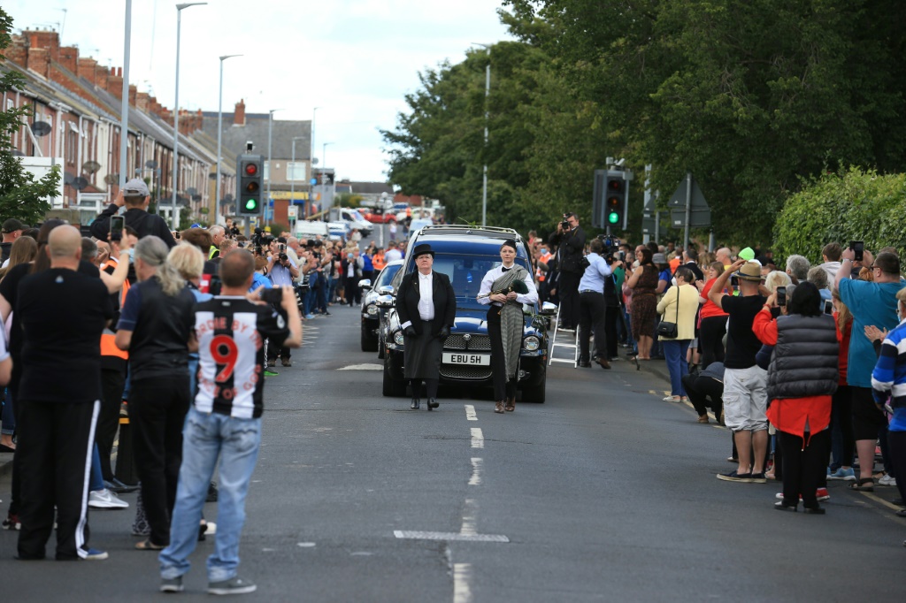 Le cortège funéraire de l'ancien international anglais Jack Charlton est salué par la foule dans les rues de sa ville natale d'Ashington