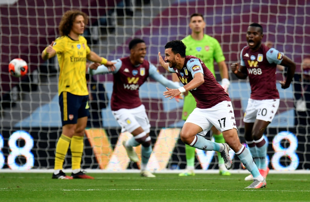Le milieu égyptien d'Aston Villa Trezeguet (c) marque le but de la victoire contre Arsenal