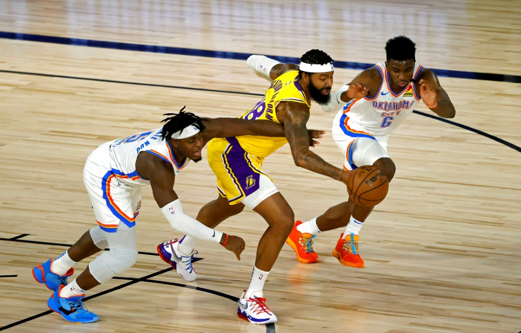 Markieff Morris des Lakers aux prises avec deux joueurs du Thunder d'Oklahoma City lors du match de NBA du 5 août 2020