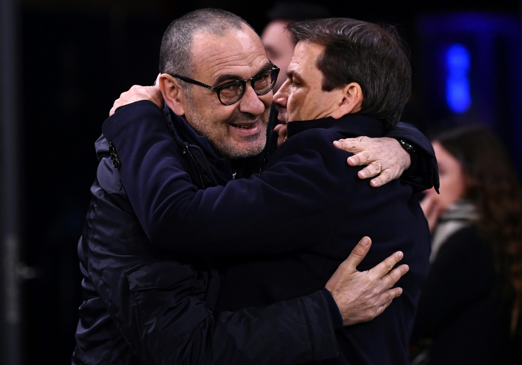 L'entraîneur italien de la Juventus Maurizio Sarri et son collègue français de Lyon Rudi Garcia après le 8e de finale aller de Ligue des champions le 26 février 2020 à Decines-Charpieu