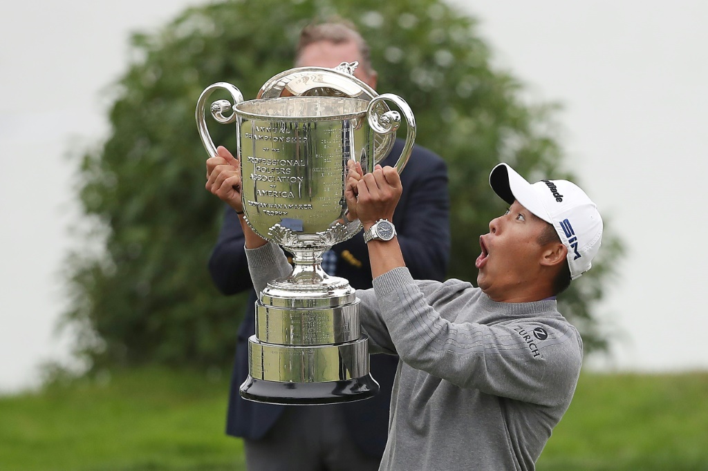 Le jeune Américain Collin Morikawa soulève le trophée après sa victoire dans le Championnat PGA