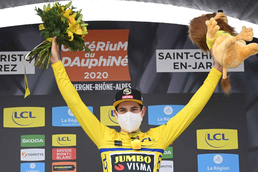 Le coureur belge de l'équipe Jumbo Wout van Aert endosse le maillot jaune de leader du Critérium du Dauphiné à Saint-Christo-en-Jarez