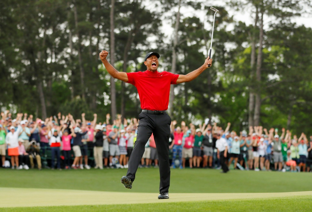 Tiger Woods saute de joie après avoir rentré son dernier putt sur le trou N.18 et remporté le Masters 2019 à Augusta