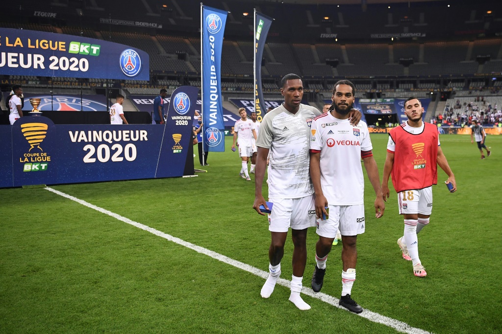Les joueurs de Lyon déçus après leur défaite en finale de la Coupe de la Ligue contre le Paris Saint-Germain le 31 juillet 2020 au Stade de France