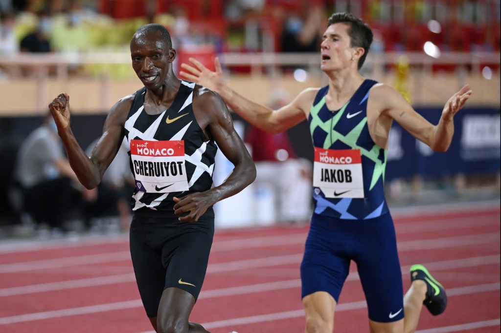 Le Kényan Timothy Cheruiyot (g) vainqueur du 1500 m du meeting de Monaco devant le Norvégien Jakob Ingebrigtsen
