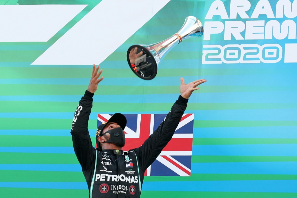 Le pilote Mercedes Lewis Hamilton ravi de sa victoire sur le podium du GP d'Espagne sur le circuit de Montmeló