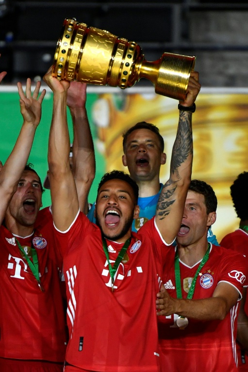 Le milieu de terrain français du Bayern Munich Corentin Tolisso soulève la Coupe d'Allemagne le 4 juillet 2020 à Berlin