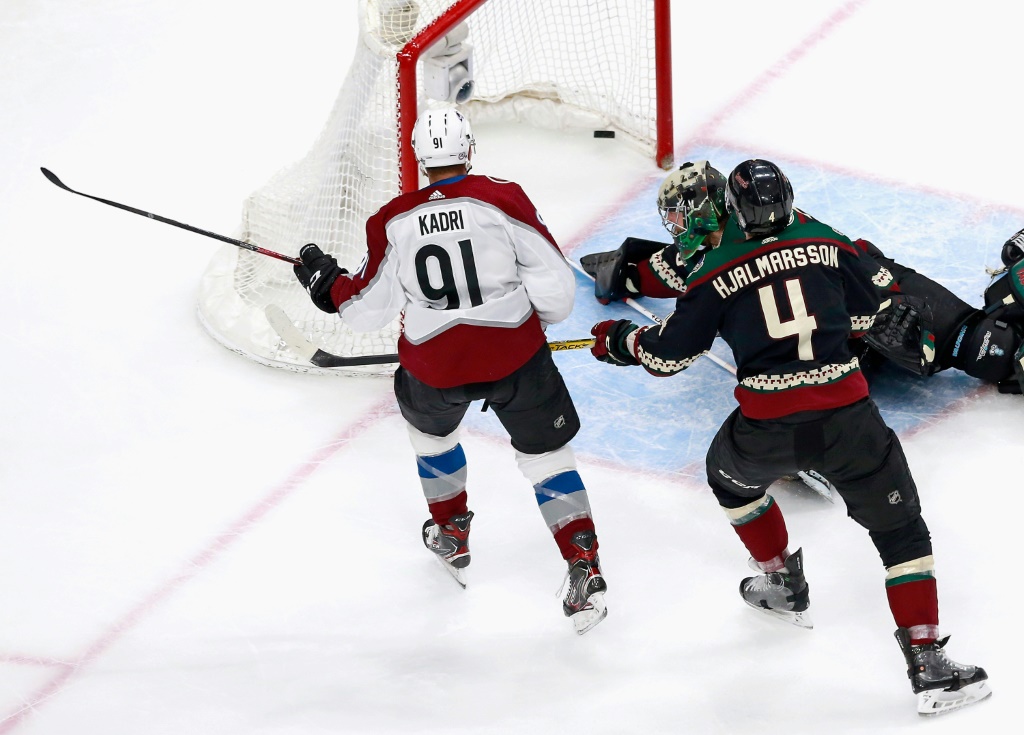 Nazem Kadri (Colorado Avalanche) inscrit l'un de ses deux buts réalisés face aux Coyotes de l'Arizona lors des play-offs NHL