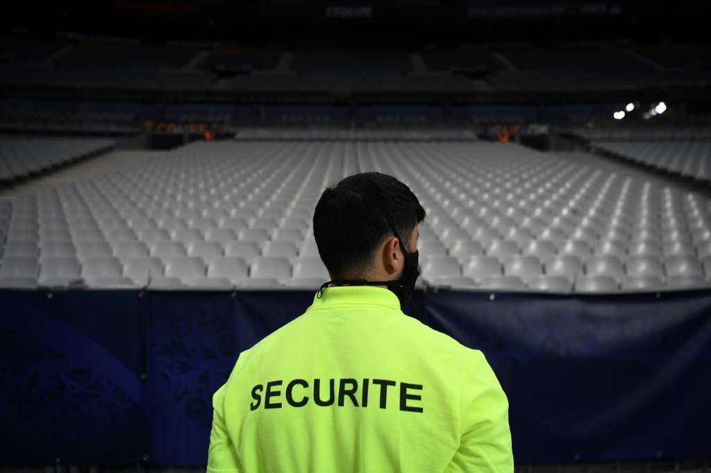 Un agent de sécurité devant une tribune vide du Stade de France