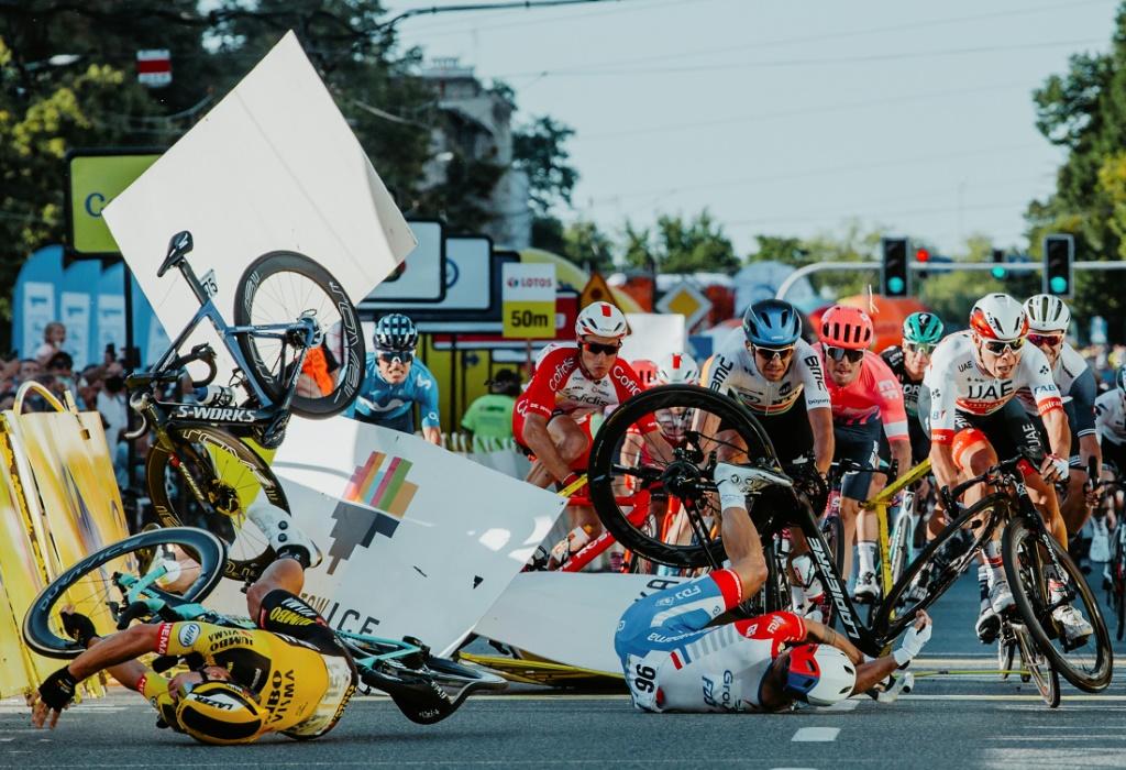La chute du cycliste Fabio Jakobsen à l'arrivée de la première étape du Tour de Pologne