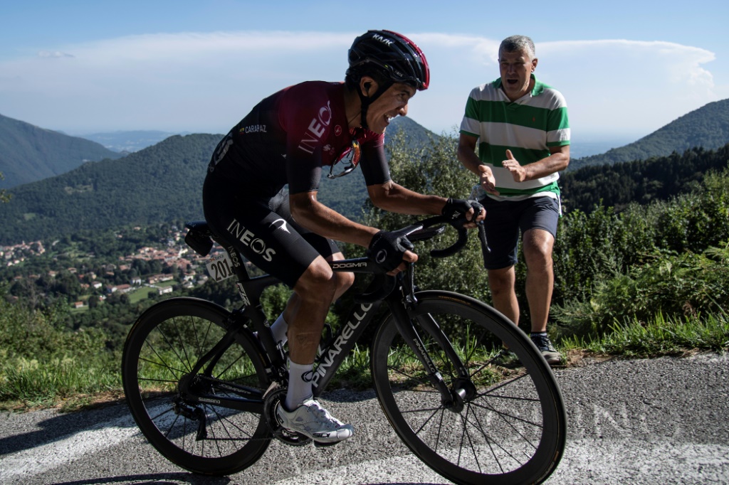 Le coureur équatorien de l'Ineos Richard Carapaz lors de la montée vers Côme dans le Tour de Lombardie