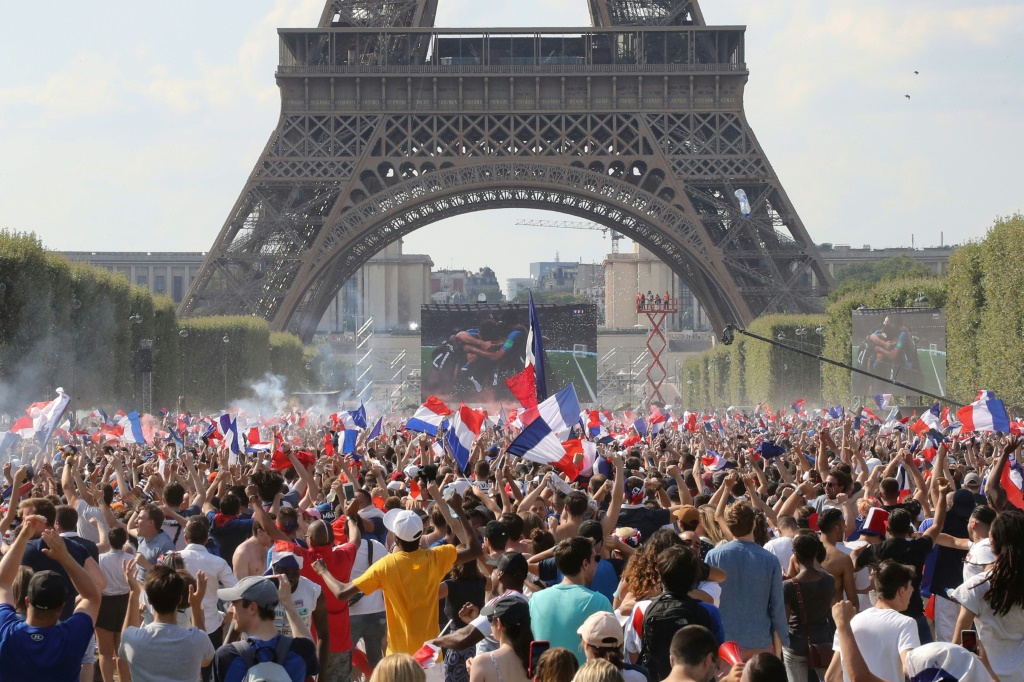 La fan zone du Champ de Mars au pied de la Tour Eiffel avait accueilli de nombreux supporters