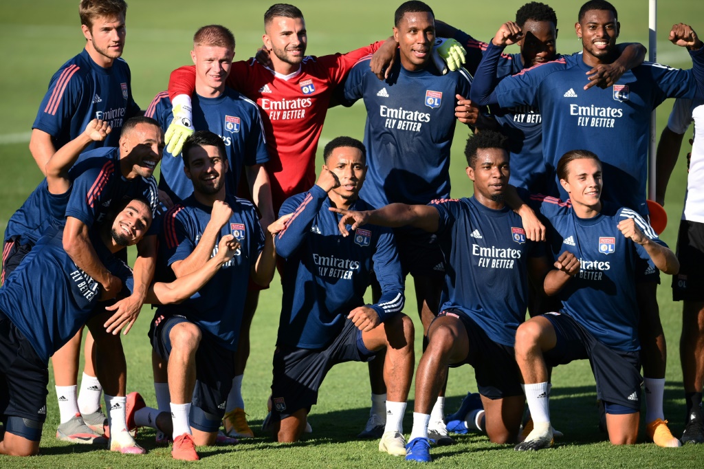 Les joueurs lyonnais posent pour la photo lors d'un entraînement à la veille de la demi-finale de la Ligue des champions face au Bayern Munich