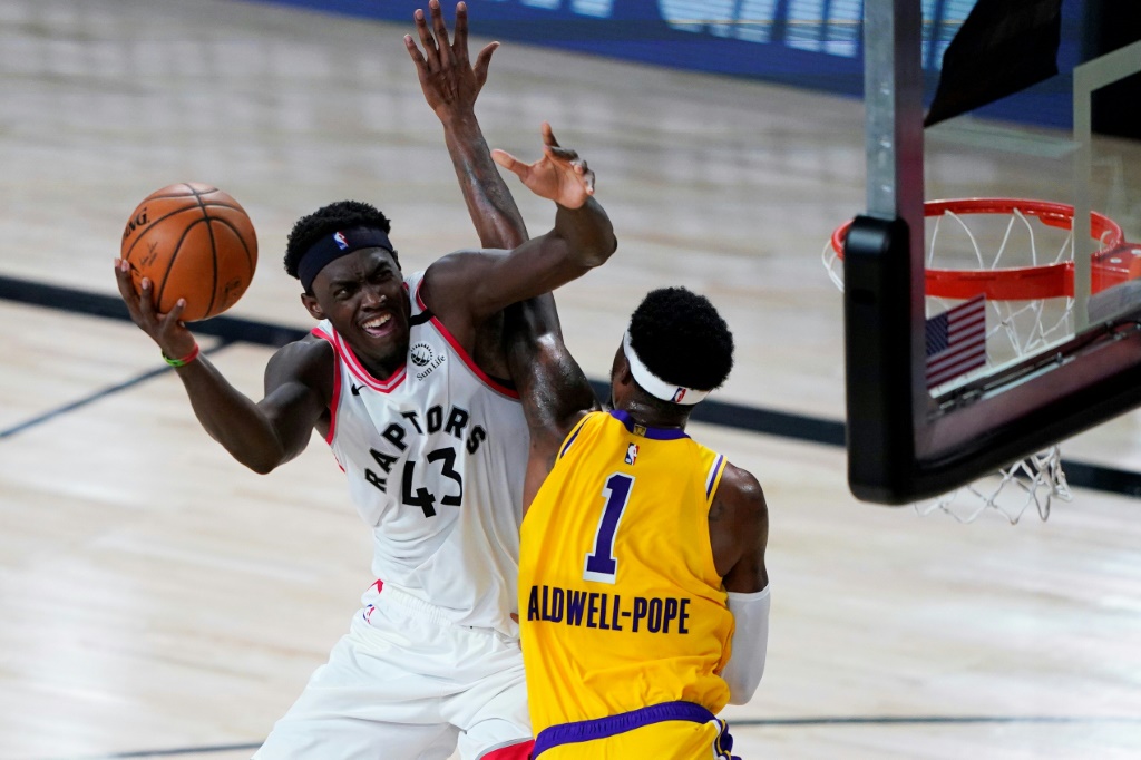 Le joueur camerounais des Toronto Raptors Pascal Siakam au duel avec Kentavious Caldwell-Pope des Los Angeles Lakers en NBA le 1er août 2020 à Lake Buena Vista