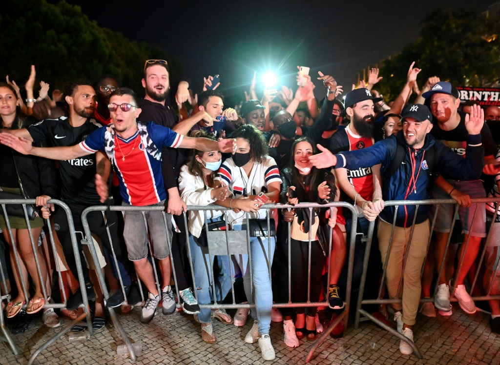 Des supporteurs du PSG devant l'hôtel de l'équipe parisienne à Lisbonne