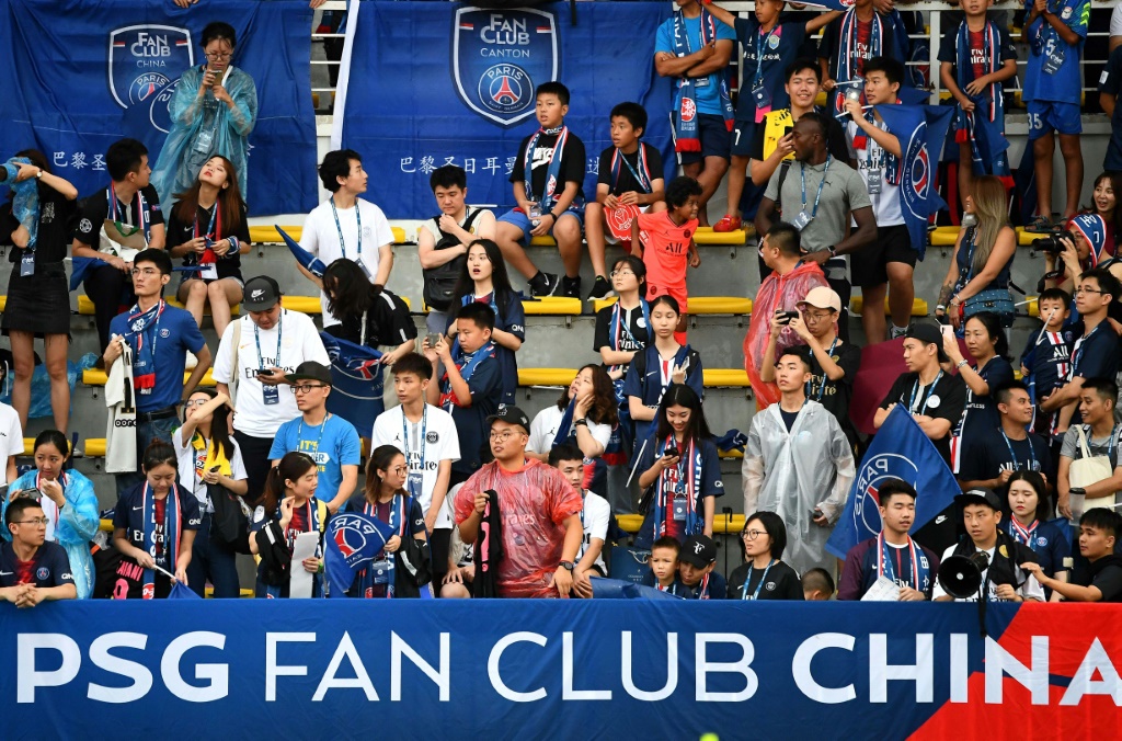 Des supporteurs chinois du PSG assistent à un entraînement du club à la veille du Trophée des champions
