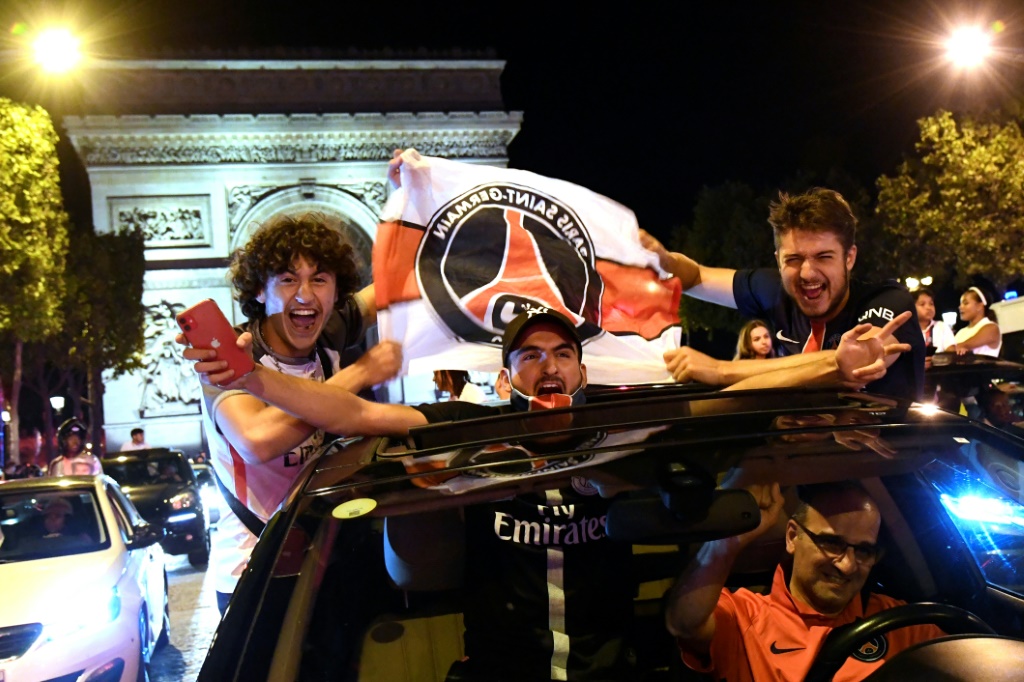Les supporters parisiens fêtent la qualification du PSG sur les Champs-Elysée à Paris