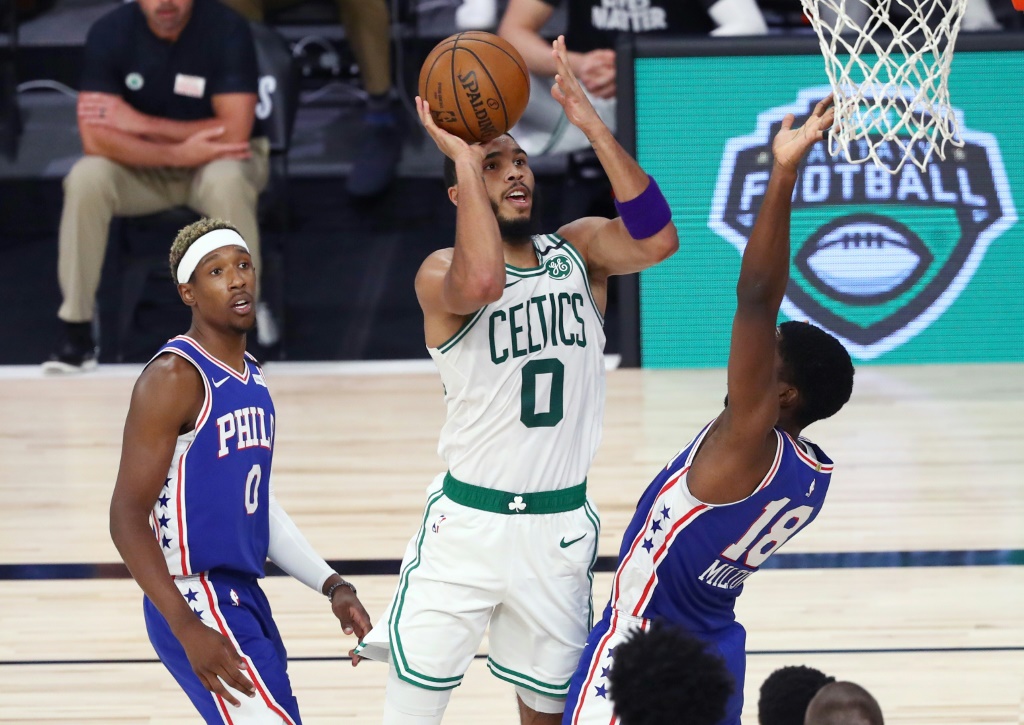 L'arrière des Boston Celtics Jayson Tatum shoote un lay-up sur la tête de Shake Milton des Philadelphia 76ers à Disney Word
