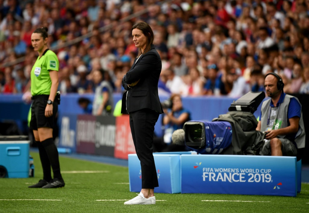 La sélectionneuse de l'équipe de France Corinne Diacre durant le quart de finale de la Coupe du monde 2019 contre les Etats-Unis le 28 juin 2019 au Parc des Princes