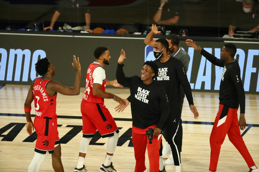 Les joueurs des Toronto Raptors célèbrent leur qualification pour les demi-finales de la Conférence Est après leur victoire sur les Brooklyn Nets lors du 4e match du 1er tour des play-offs NBA le 23 août 2020 à Lake Buena Vista