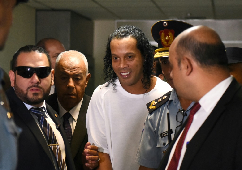 Le Brésilien Ronaldinho (c) à son arrivée au Palais de justice de Asuncion