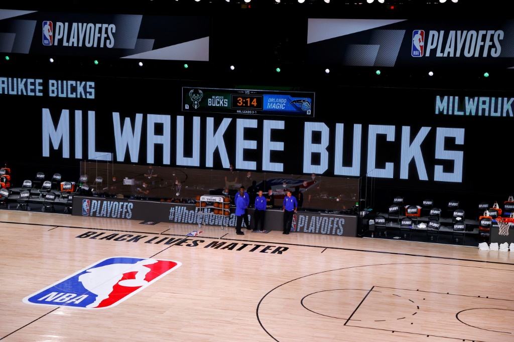 Arbitres en attente dans la salle avant le match 5 des playoffs NBA entre les Milwaukee Bucks et le Orlando Magic