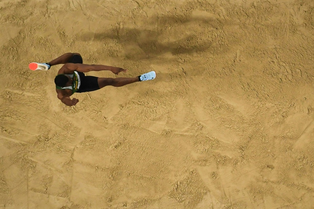 Le Burkinabé Hugues-Fabrice Zango lors de la finale du triple saut aux Championnats du monde d'athlétisme