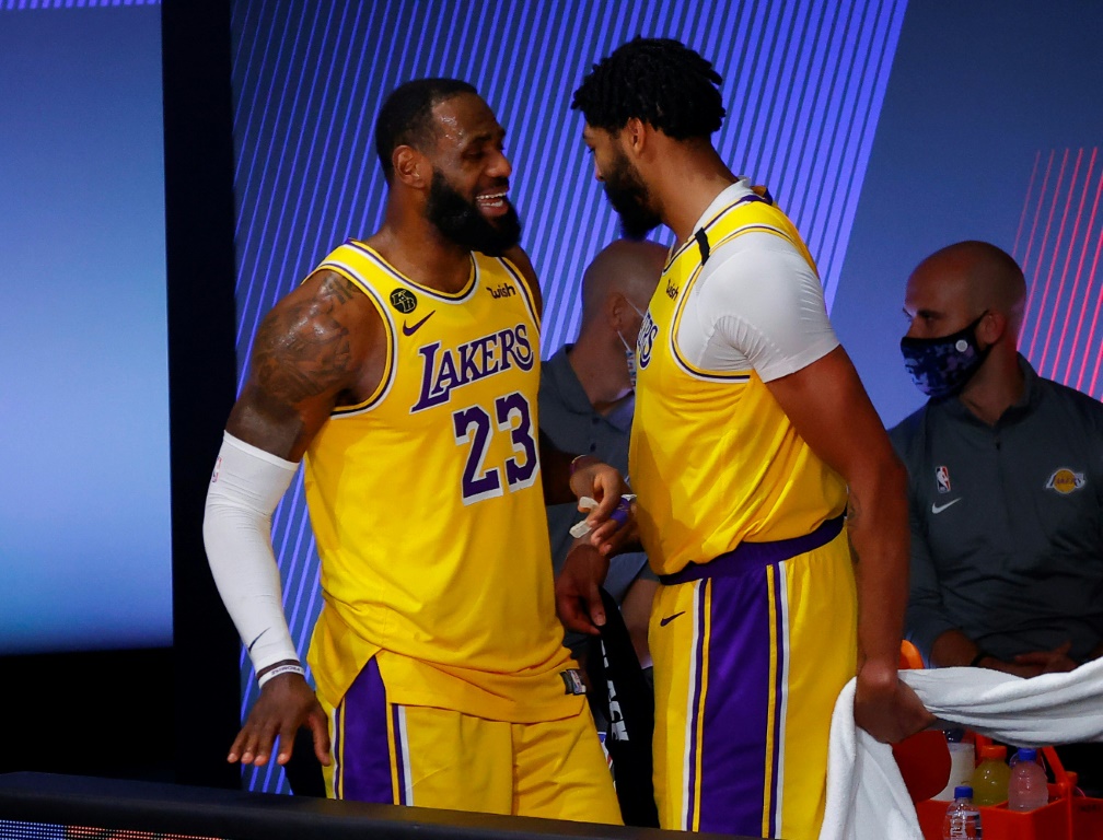 LeBron James et Anthony Davis sourient lors de la victoire des Los Angeles Lakers sur les Portland Trail Blazers lors du 5e match du 1er tour des play-offs NBA le 29 août 2020 à Lake Buena Vista