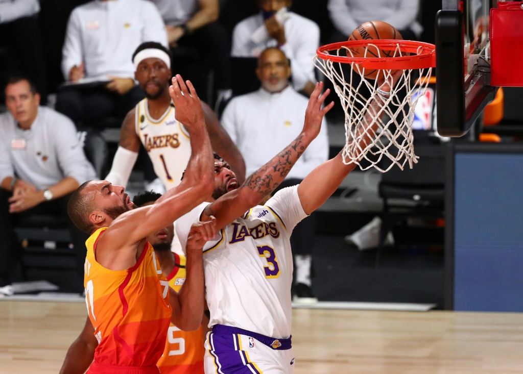 Le joueur des Lakers Anthony Davis (N.3 en blanc) face à celui du Jazz Rudy Gobert