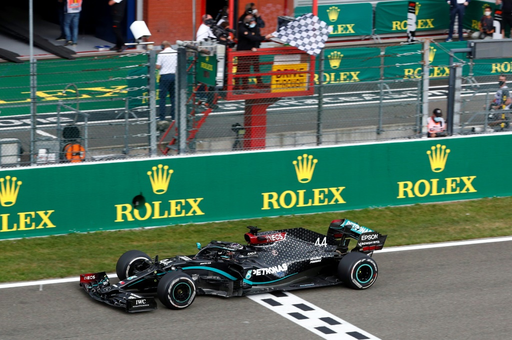 La Mercedes de Lewis Hamilton franchit la ligne d'arrivée en vainqueur du GP de Belgique à Spa-Francorchamps