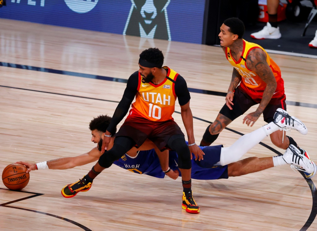 Jamal Murray (Denver Nuggets) plonge pour récupérer le ballon sous les yeux de ses adversaires d'Utah Jazz