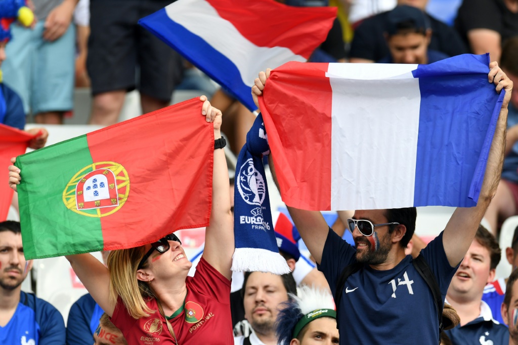 Une supportrice portugaise et un supporteur français lors de la finale de l'Euro-2016