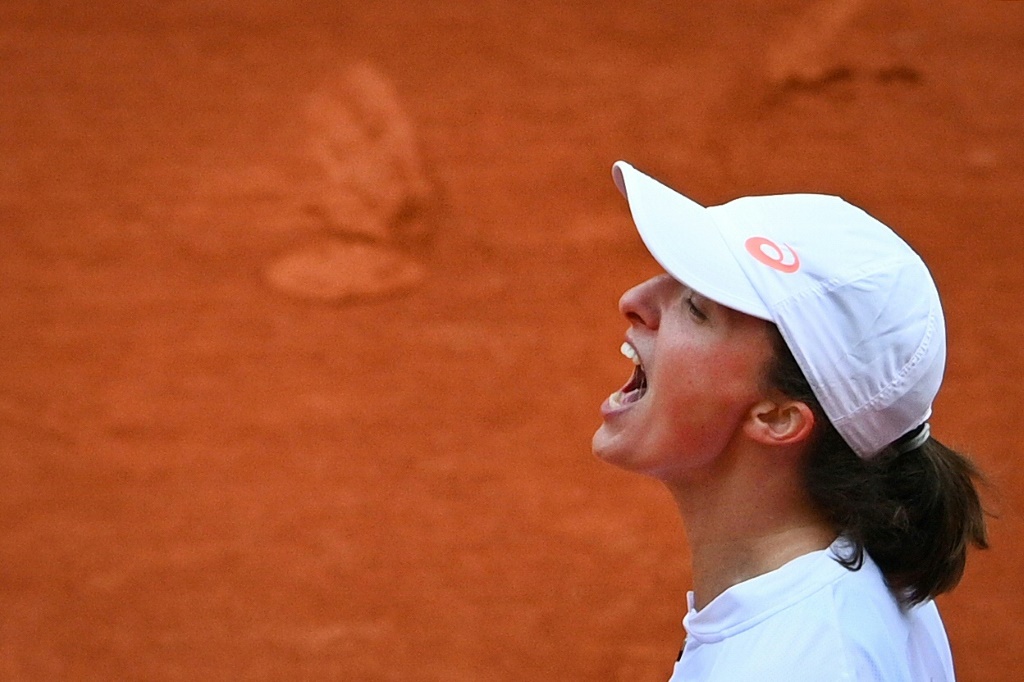 La joie de la Polonaise Iga Swiatek après sa victoire en finale de Roland-Garros face à l'Américaine Sofia Kenin