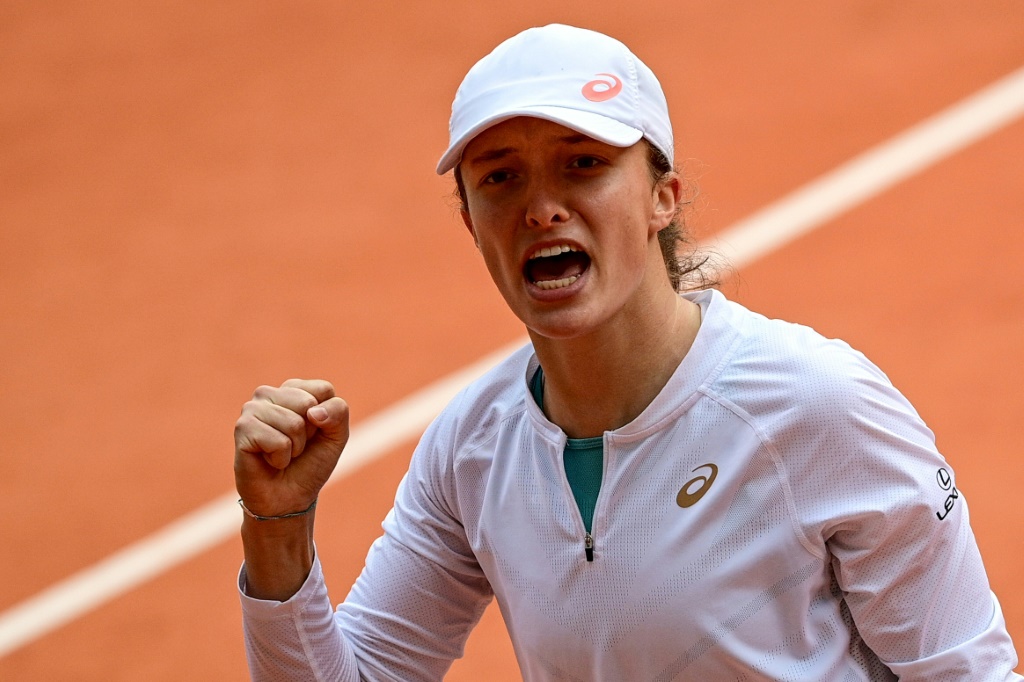 La Polonaise Iga Swiatek victorieuse de l'Argentine Nadia Podoroska en demi-finale de Roland-Garros