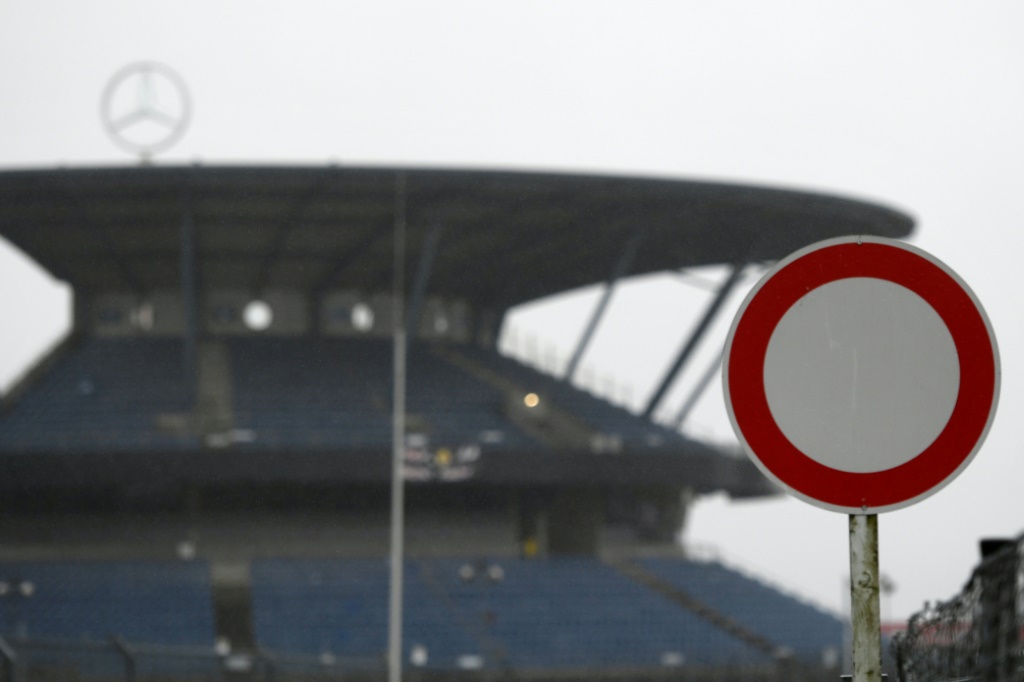 Panneau interdisant le passage devant la tribune vide après l’annulation des deux séances d’entraînement du GP de l'Eifel en raison des mauvaises conditions météorologiques sur le circuit du Nürburgring