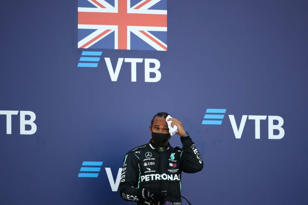 Le Britannique Lewis Hamilton (Mercedes) sur la 3e marche du podium du GP de Russie